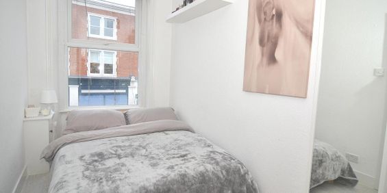 2 bedroom flat in London - Photo 3