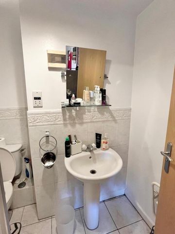 1 bedroom in a flat share to rent - Photo 2