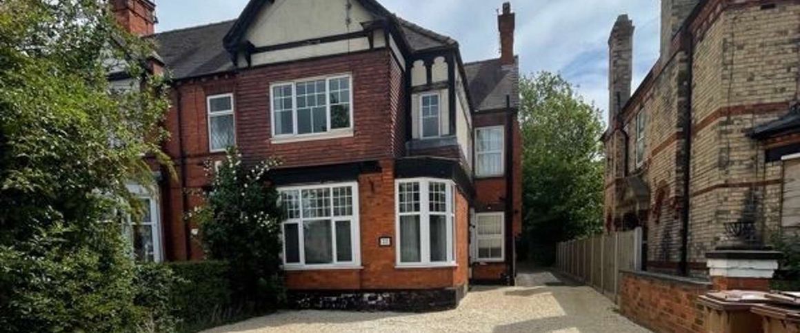 LOW DEPOSIT, LN5 AREA, MODERN HOUSESHARE Room 5 - Photo 1