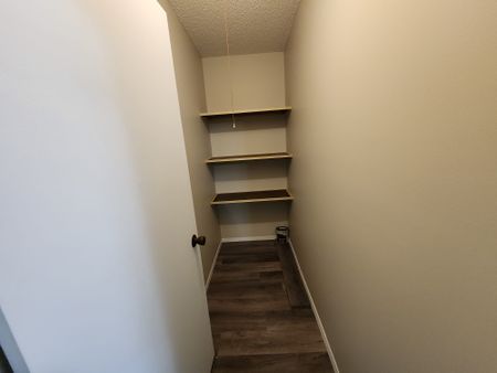 Large 1 Bedroom Unit Close to All Amenities!! - Photo 3