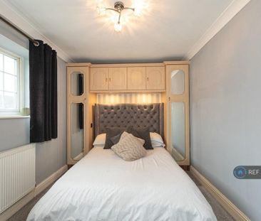 4 bedroom semi-detached house to rent - Photo 2