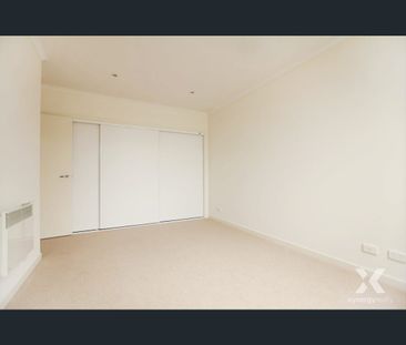 Spacious Townhouse in Prime Footscray Pocket - Photo 5
