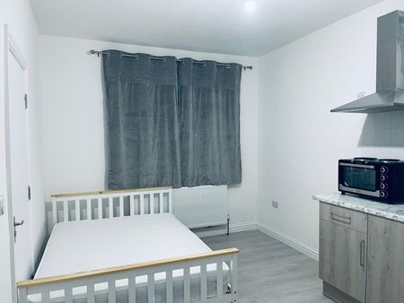 Self contained studio next to Gants hill tube station-£1100 inclusive bills - Photo 5