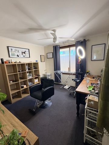 Spacious Family Living on a Large Block - Photo 4