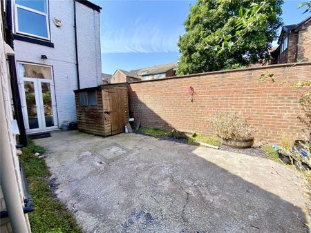 2 bedroom end of terrace house to rent - Photo 4