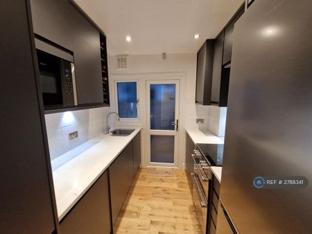 1 bedroom in a flat share to rent - Photo 3