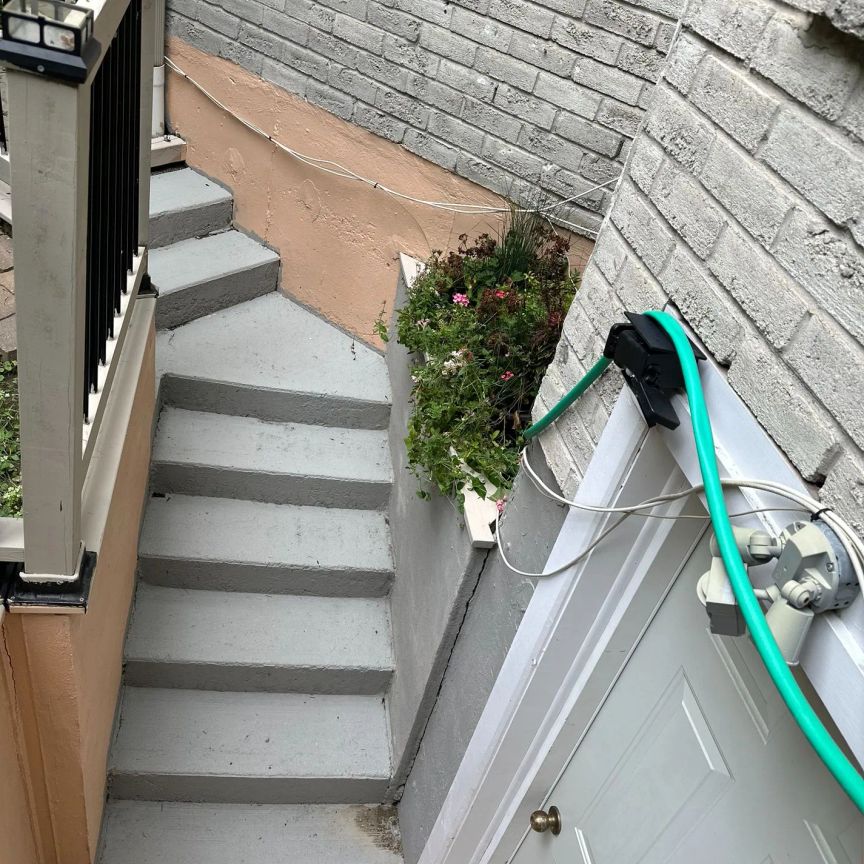 Detached Home For Lease | N9246977 - Photo 1