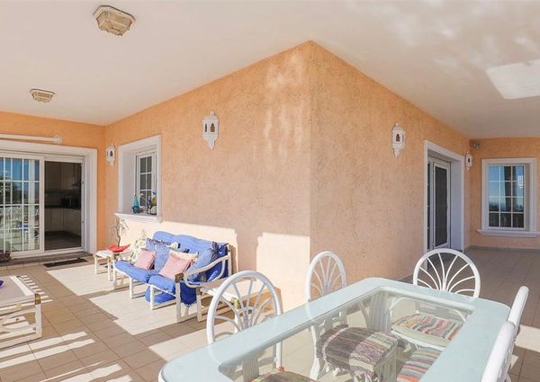 LONG TERM RENTAL. Spacious 8 bedroom villa for rent with sea views