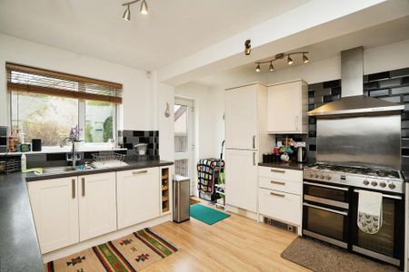 4 bedroom detached house to rent - Photo 3