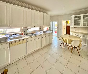 Exceptional 3-bedroom in prestigious Monte Estoril building - Photo 1