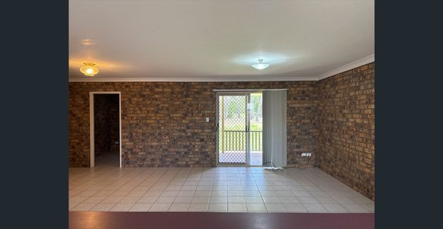 3 bedroom brick with carport - Photo 1