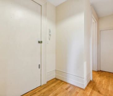 1 bedroom flat in Bayswater - Photo 2