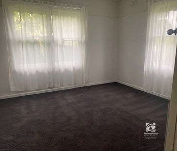 CONVENIENCE AND COMFORT IN CENTRAL BAIRNSDALE - Photo 3