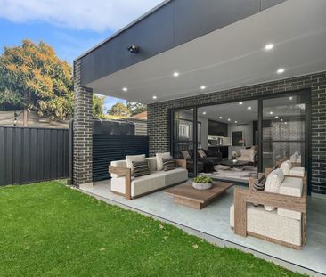 NEAR NEW 5 BEDROOM DUPLEX! - Photo 5