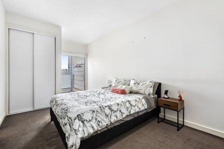 Spacious, Light Filled Apartment in a Prime Location - Photo 3