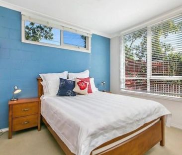 WARM & HOMELY | CONVEINIENT PARKDALE LOCATION! - Photo 4