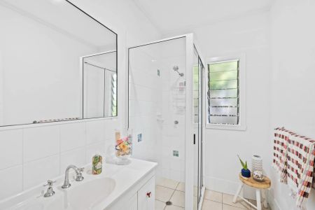 Fully furnished Queenslander with pool in the heart of freshwater - Photo 4