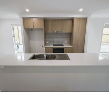 Spacious 4-Bedroom, 2-Bathroom House - Photo 6