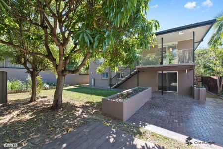 2-LEVEL CONTEMPORARY DUAL LIVING HOME LOCATED IN LEAFY CARINA HEIGHTS! - Photo 4
