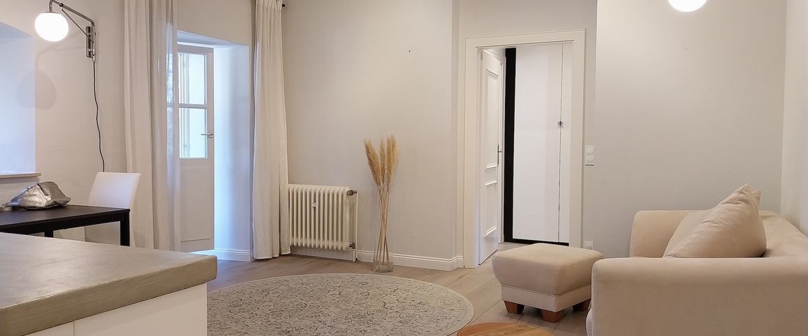 *Stilvolle Single-Wohnung im historischen Schloss Allner* Moderne Wohnung - Voll möbliert! - Foto 1