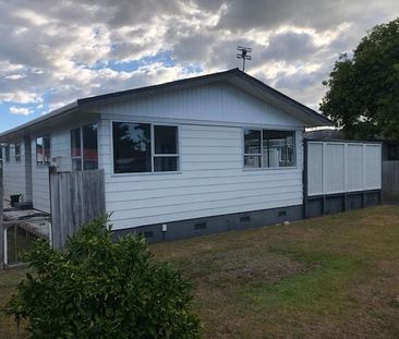 Charming 3-Bedroom House in Auckland's Henderson A - Photo 5