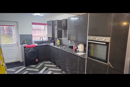 3 Bed Detached House, Bellfield Close, M9 - Photo 5