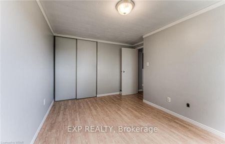 Townhouse For Lease | X8016342 - Photo 4