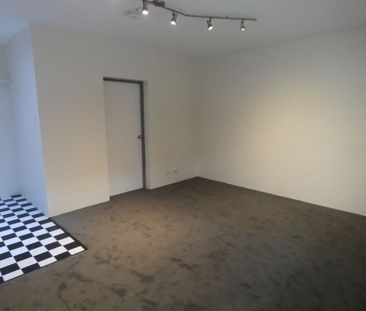 Light-Filled Ground Floor Apartment in Prime Ashfield Location - Photo 4