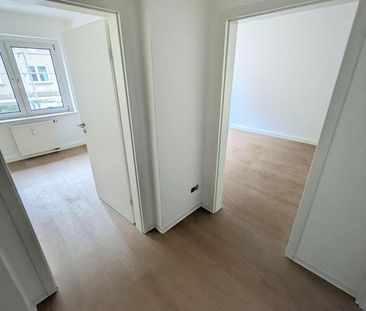 ++ frisch renovierte 2-Raum-Wohnung - mit Einbauküche, Tageslichtba... - Photo 3