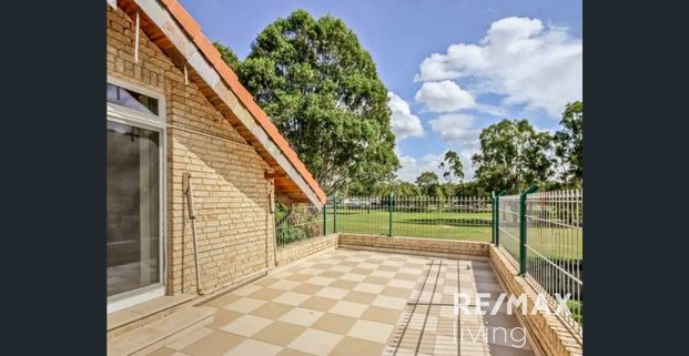 Stunning & Spacious 3 Bedroom Home - Photo 1