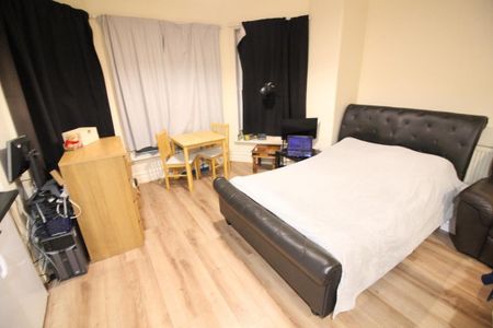 Hanger Lane, Ealing, London - Photo 4