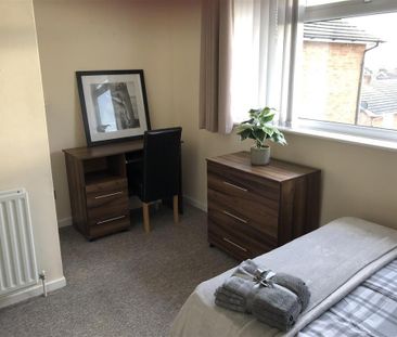 1 bedroom in a house share to rent - Photo 2