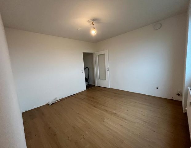 Frisch renovierte 4-Zi.-Wohnung mit 2 Loggias in Bützfleth - Photo 1