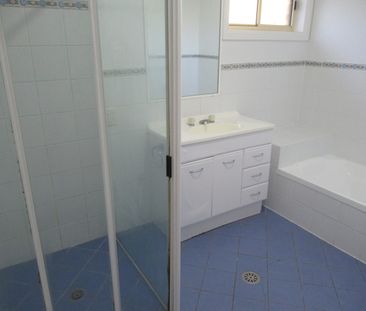 Refurbished 4 bedroom family home - Photo 3