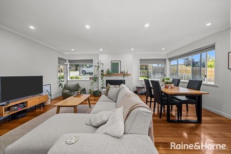 Spacious & Sunny home in Lenah Valley - Prime Location! - Photo 3