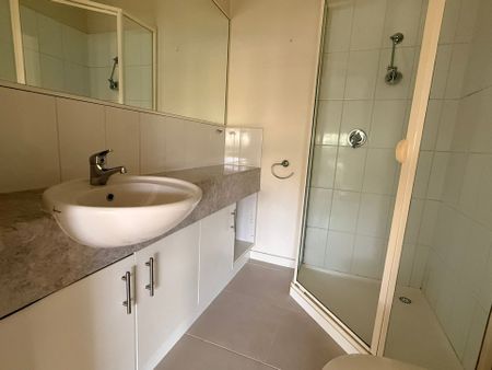 Spacious Family Townhouse - Photo 3