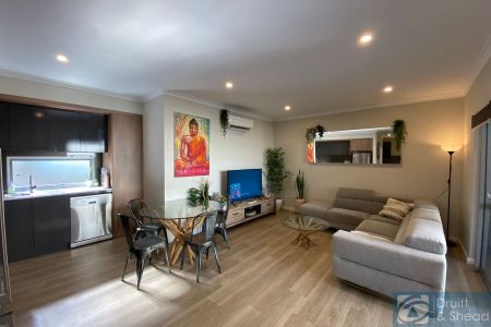 Stylish & Modern Apartment in Amazing Location - Photo 2