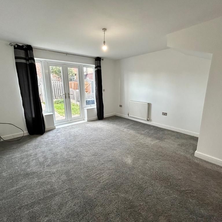 3 bedroom end of terrace house to rent - Photo 1