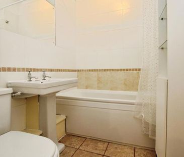 A good size property, with a separate kitchen, close to transport links and local amenties. - Photo 6