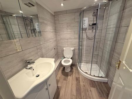 3 bedroom flat to rent - Photo 3