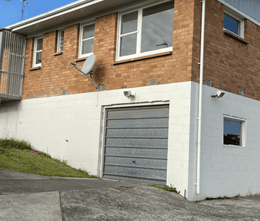 Three bedroom Brick Home - Photo 3