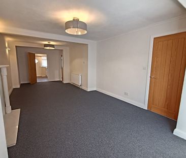 Spacious 3-Bedroom Family Home in Failsworth!! - Photo 4