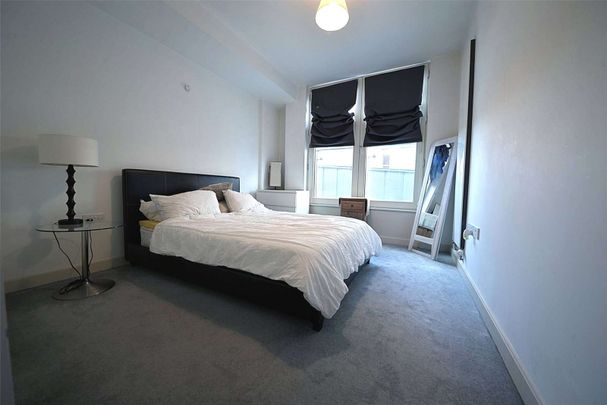 Fantastic Fully Furnished One Double Bedroom Apartment in the heart of Manchester's Spinningfields district. - Photo 1