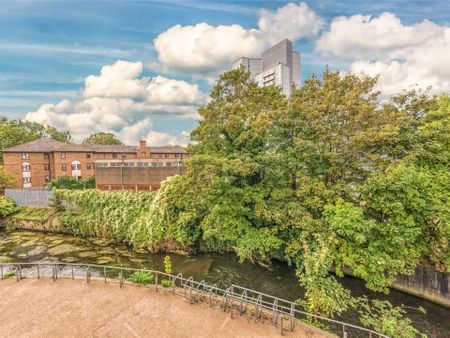 Spacious studio apartment located in the heart of Wandsworth close to Southside Shopping Center. The property is furnished and benefits from a private balcony. - Photo 2