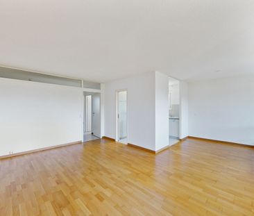 Lovely bright apartment with good public transport links - Photo 2