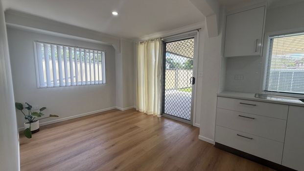 Newly Renovated Family Home - 350m from Waterfront! - Photo 1