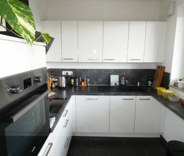 Moderne 2-Zimmer-Wohnung mit großer Sonnenloggia, Aufzug und Rheinb... - Photo 4