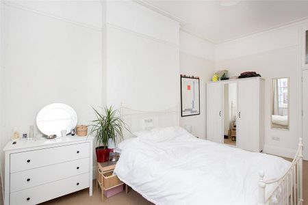 3 bedroom flat to rent - Photo 4