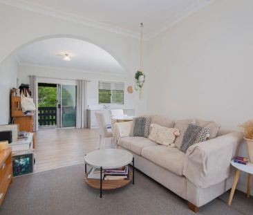 3-BEDROOM COTTAGE WITH STUNNING LAKE AND BUSHLAND VIEWS - Photo 3