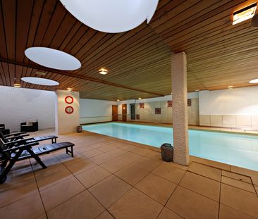 2,5 pièces avec une magnifique vue - Piscine intérieure - Photo 2